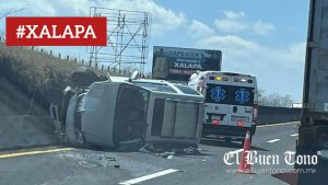 Aparatosa volcadura en la carretera Veracruz–Xalapa moviliza a cuerpos de emergencia