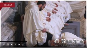 El papa León XIV revive el lavatorio de pies a sacerdotes en el Jueves Santo en el Vaticano