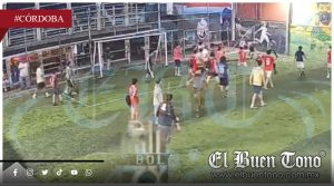 VIDEO|Padre de familia @taca a menor con herramienta; lo deja grave tras partido de fútbol seven en Córdoba