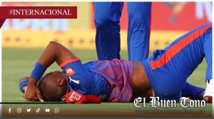 Lungi Ngidi, en partido de la Indian Premier League, cae tras brvtαl g0lpe en la cαbeza al intentar una atrapada