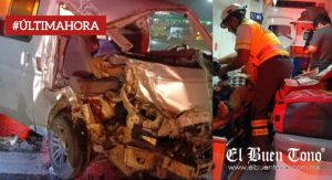 Mujer queda prensa al ser impactada camioneta por unidad de carga pesada y proyectada contra barra metálica.