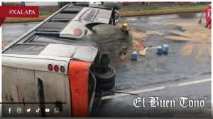 VIDEO|Volcadura de camión de pasajeros genera movilización de emergencia en Xalapa