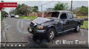 Choca, vuelca y la abandonan