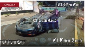 Volcadura de auto en Orizaba moviliza a corporaciones de seguridad