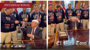 Trump se pone la medalla de oro olímpica de hockey y desata reacciones en la Casa Blanca