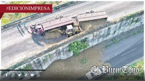 ¡Lo tumba una llanta! Transportaba caña