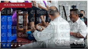 En Jueves Santo, el padre Lázaro José Prado Evangelista lava los pies a 12 niños de catecismo en la colonia Paraíso