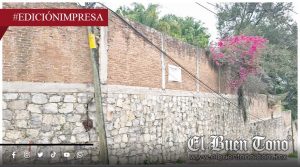 Alcalde expone vida de vecinos; por barda en riesgo de colapsar