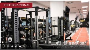 Barra cae en pleno gimnasio y g0lpea a hombre durante rutina