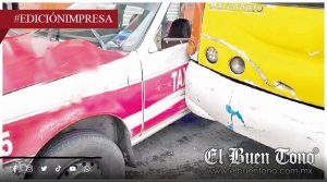 Persecución de taxi termina en choque; impacta patrulla y autobús