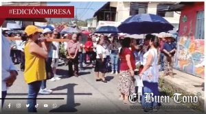 Mujer agrede al padre Domingo; durante una estación del Viacrucis