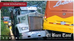 Impacta camión a un autobús Adelas; susto en Tlilapan