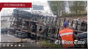 Vuelca unidad de carga pesada en la entrada hacia el trébol de Amatlán