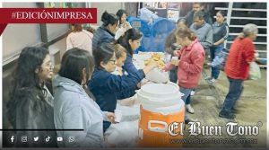 Voluntarios dan alimentos; en antesala de hospital