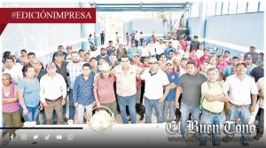 Esteban Bautista atiende peticiones; supervisa reparación de carretera