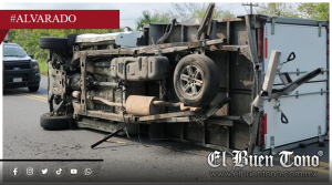 Vuelca en Alvarado camioneta con víveres para el Hospital de Lerdo de Tejada