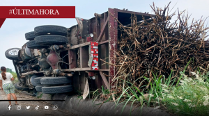 Vuelca camión cañero en la carretera Tezonapa-Omealca