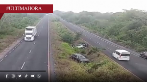 Vuelcan dos camionetas en la autopista La Tinaja–Cosamaloapan
