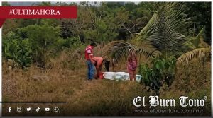 Cae camión de volteo al canal de riego en Atoyac