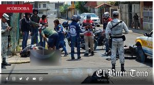 Dos lesionados en choque entre motociclista y taxi en la Luz Francisco I Madero