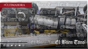 Vuelca tolva con alimento para pollos sobre la Córdoba-Veracruz y se lo roban
