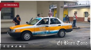 Motociclistas se impactan contra taxi