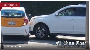 Choque en Dos Caminos deja daños materiales