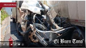 Choque entre tractocamiones deja conductor prensado en la unidad