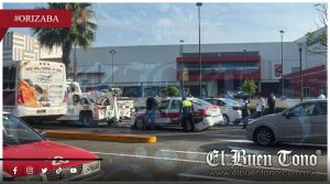 Chocan taxi y camión de volteo en el norte de Orizaba