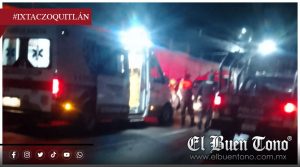 Mver3 policía municipal al chocar su motocicleta contra un camión mal estacionado