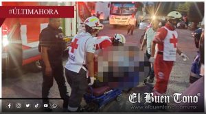 Derrapa repartidor de pizza por arena tirada en el pavimento