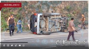 Vuelca automóvil cerca del destacamento de la Guardia Nacional