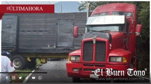 Tráiler pierde el control y juegos mecánicos terminan en barranco en la Zongolica–Orizaba; persisten riesgos en la vía