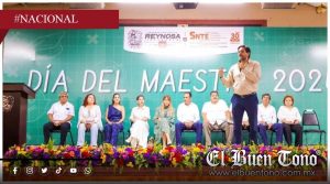 Alcalde de Reynosa canta narc0c0rrid0 frente a maestros y desata polémica