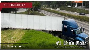 Tráiler queda atorado en acceso a la autopista Córdoba-Orizaba, frente a la Anáhuac