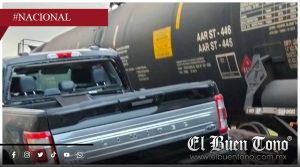 Tren de Ferrosur impacta camioneta en La Granja; solo daños materiales