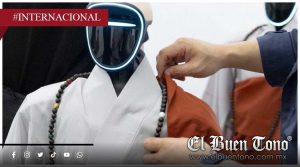 Robots monjes sorprenden en desfile de faroles en Seúl