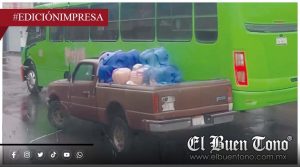 Colisionan bús y una camioneta; afectan paso vehicular