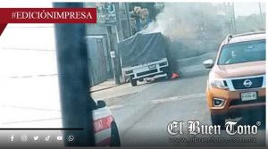Camioneta se incendia; vecinos apagan el fuego