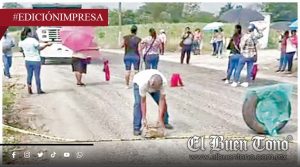 Bloquean vía por cese de directora; papás e hijos impiden clases en Cuichapa