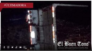 Camión cañero termina fuera de la carretera Huatusco–Conejos