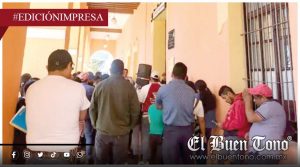 Protestan en palacio de Cosco; tiran documentos y papelería a la calle