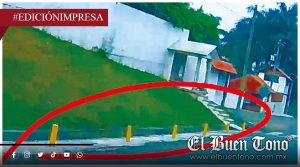 Postes arriesgan a los peatones; están frente a banco en Tepatlaxco