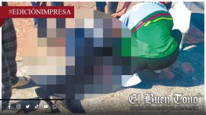 Hace volar a motociclista; le pega auto