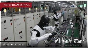Robots humanoides revolucionan fábricas en China con inteligencia artificial avanzada
