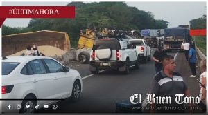 Tractocamión vuelca en la Veracruz–Córdoba y provoca tráfico lento a la altura de Cotaxtla