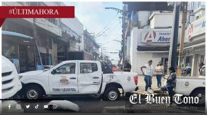 Camioneta de tesorera municipal Antonia Reyes Olmos provoca choque