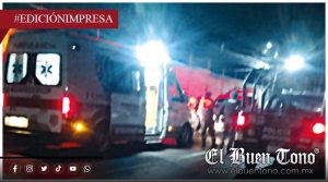 Pierde la vlda joven policía; estrella su motocicleta contra un camión 