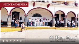 Desfile honra a De los Santos; participan alumnos de Amatlán