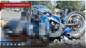 ¡Hɛrid0 de gravedad! Motociclista sale proyectado varios metros 